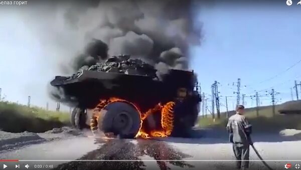 Видеофакт: эффектный пожар БелАЗа в карьере в Казахстане - Sputnik Беларусь
