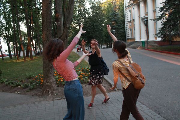 Не сговариваясь, участники начинали танцевать вместе - Sputnik Беларусь