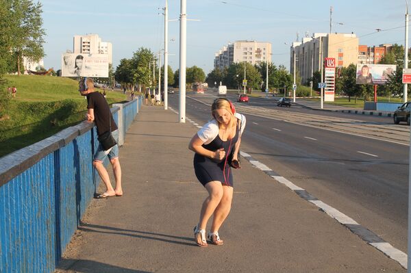 Одна из участниц флешмоба во время проведения акции - Sputnik Беларусь