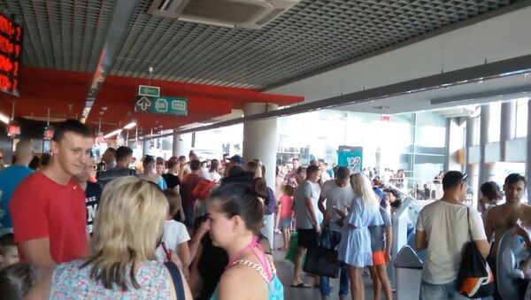 Видеофакт: сотни людей ждут в очереди, чтобы купить билет в Лебяжий - Sputnik Беларусь