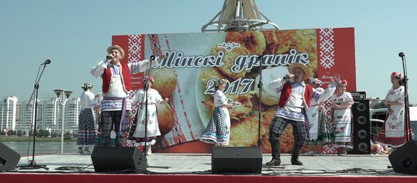 Видеофакт: Рецепты вкусных драников презентовали на ярмарке в Минске - Sputnik Беларусь