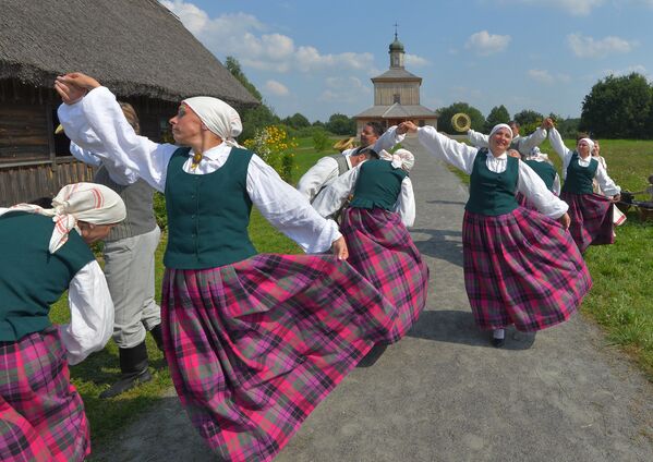 А кто постарше и посмелее - поучиться народным танцам. - Sputnik Беларусь