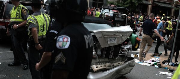 Автомобиль протаранил толпу протестующих в Виргинии - Sputnik Беларусь