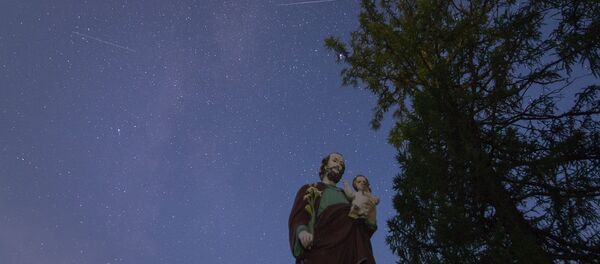 Лепш за ўсё за астранамічнай з'явай можна было назіраць за горадам удалечыні ад штучнага асвятлення Лепш за ўсё за астранамічнай з'явай можна было назіраць за горадам удалечыні ад штучнага асвятлення - Sputnik Беларусь