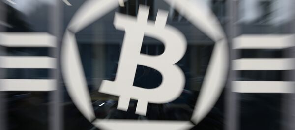 Значок биткоина, архивное фото - Sputnik Беларусь