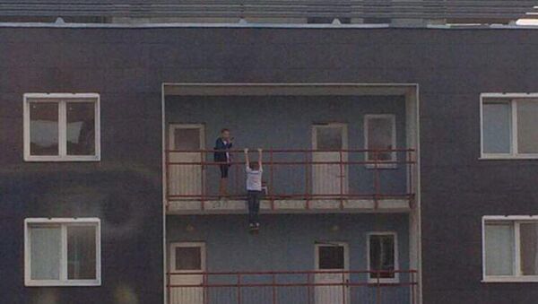 Опасное селфи - детей на балконе увидели из соседнего дома - Sputnik Беларусь