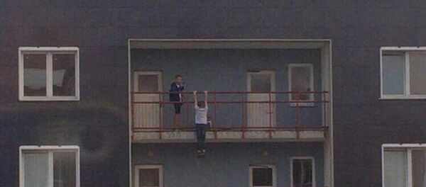 Опасное селфи - детей на балконе увидели из соседнего дома - Sputnik Беларусь