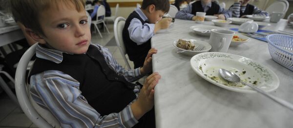 Дзеці снедаюць у школьнай сталоўцы, архіўнае фота Дзеці снедаюць у школьнай сталоўцы, архіўнае фота - Sputnik Беларусь