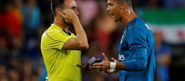 Футболист Криштиану Роналду спорит с главным судьей - Sputnik Беларусь