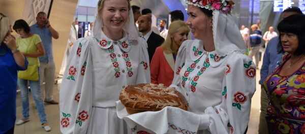 Под аплодисменты: как встречали сирийских детей в Минске - Sputnik Беларусь