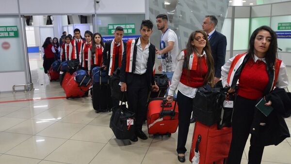Самолет с сирийскими детьми, прибывшими на отдых в Беларусь, приземлился в Национальном аэропорту Минск - Sputnik Беларусь