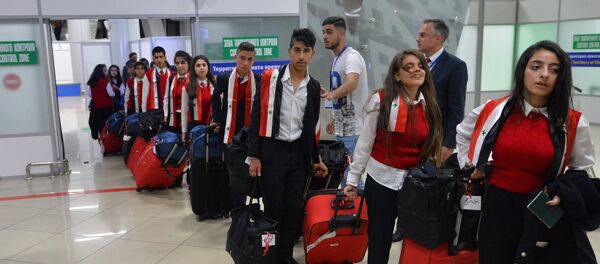 Самолет с сирийскими детьми, прибывшими на отдых в Беларусь, приземлился в Национальном аэропорту Минск Самолет с сирийскими детьми, прибывшими на отдых в Беларусь, приземлился в Национальном аэропорту Минск - Sputnik Беларусь