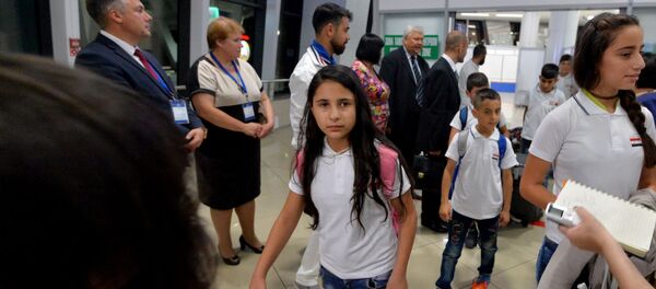 Як сустракалі сірыйскіх дзяцей у Нацыянальным аэрапорце Мінск Як сустракалі сірыйскіх дзяцей у Нацыянальным аэрапорце Мінск - Sputnik Беларусь