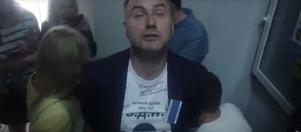 Опубликованы кадры с Михаилом Козловым, закованным в наручники Опубликованы кадры с Михаилом Козловым, закованным в наручники - Sputnik Беларусь