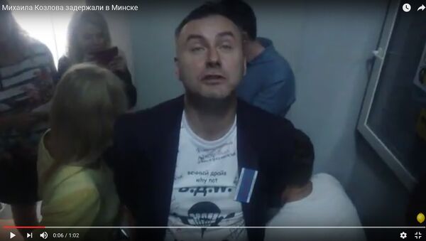 Опубликованы кадры с Михаилом Козловым, закованным в наручники - Sputnik Беларусь