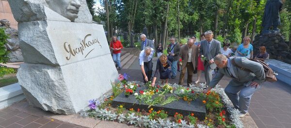 Туристы на могиле Якуба Коласа Туристы на могиле Якуба Коласа - Sputnik Беларусь