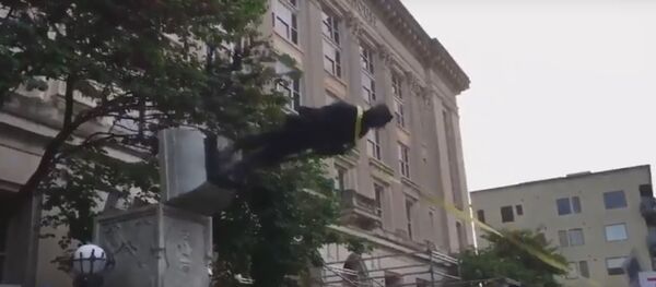 Видео сноса американцами памятника конфедератам появилось в сети - Sputnik Беларусь