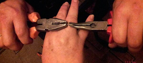 Спасатели помогают пенсионерке Спасатели помогают пенсионерке - Sputnik Беларусь