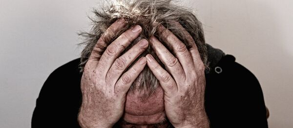 Мужчина держится за голову, архивное фото - Sputnik Беларусь