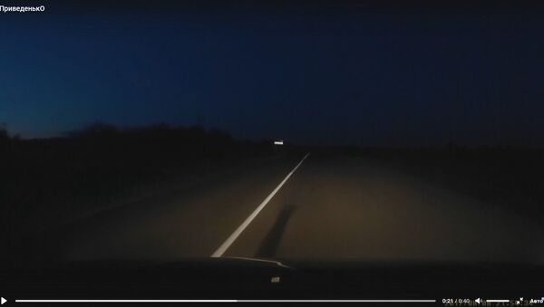 Женщина посреди трассы шагнула под автомобиль – кадры видеорегистратора - Sputnik Беларусь