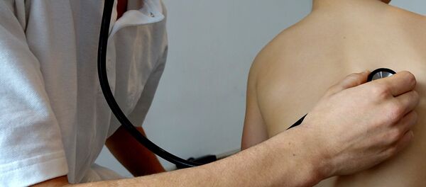 Врач слушает ребенка, архивное фото - Sputnik Беларусь