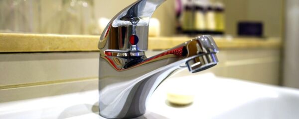 Смеситель на кухне, архивное фото - Sputnik Беларусь