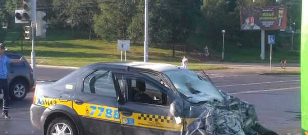 Разбитый в результате ДТП автомобиль такси - Sputnik Беларусь