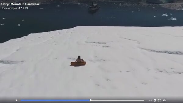 Видео прыжка скалолаза с айсберга на надувной пицце появилось в сети - Sputnik Беларусь
