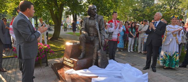 Відэафакт: як адкрывалі помнік Мулявіну ў Мінску Відэафакт: як адкрывалі помнік Мулявіну ў Мінску - Sputnik Беларусь