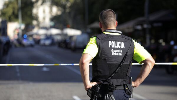 Полицейский на месте теракта в Барселоне - Sputnik Беларусь