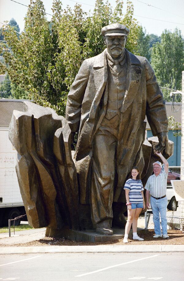 На фоне Ленина снимается семейство - Sputnik Беларусь