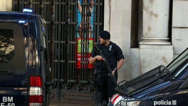 Офицер полиции на улице Лас-Рамблас, где фургон врезался в пешеходов в Барселоне - Sputnik Беларусь