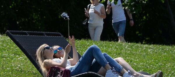 Девушки отдыхают, архивное фото - Sputnik Беларусь