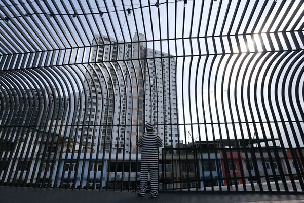 В Таиланде открылся хостел-тюрьма, где комнаты отделены друг от друга решетками, а сама территория отеля огорожена металлическими воротами. - Sputnik Беларусь