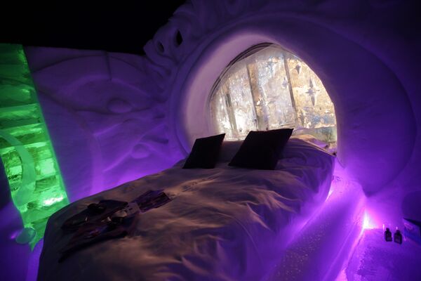 Комната в первом ледяном отеле в Зволле, Нидерланды. Это стандартный гостиничный номер с кроватью, мини-баром, халатами и двумя парами тапочек - за исключением температуры. - Sputnik Беларусь