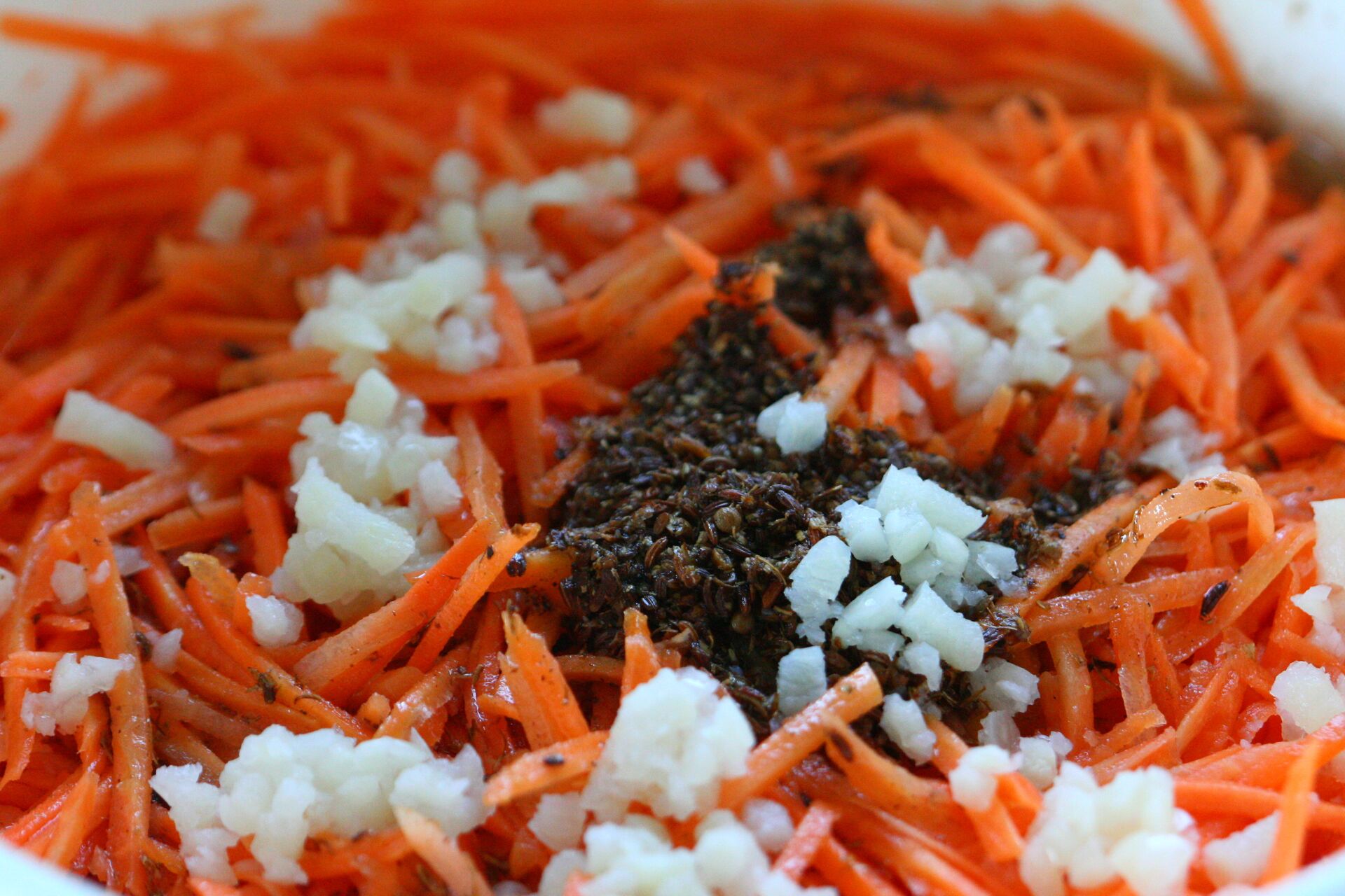 Морковь по корейски состав. Морковь для плова. Морковь по-корейски польза и вред для организма.