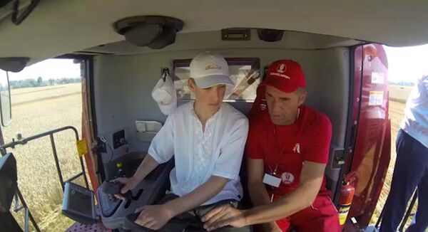 Видео: 12-летний сын президента Лукашенко за штурвалом комбайна - Sputnik Беларусь