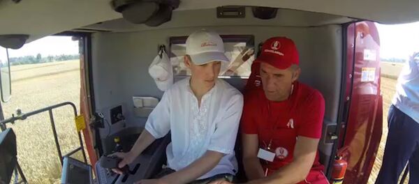 Видео: 12-летний сын президента Лукашенко за штурвалом комбайна - Sputnik Беларусь