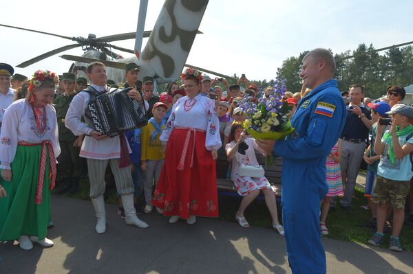 Земляка встречали на Боровой хлебом-солью - Sputnik Беларусь