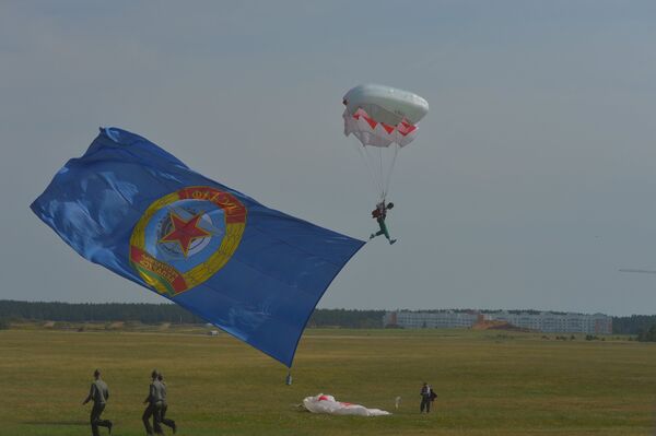 Парашютисты продемонстрировали свое мастерство - Sputnik Беларусь