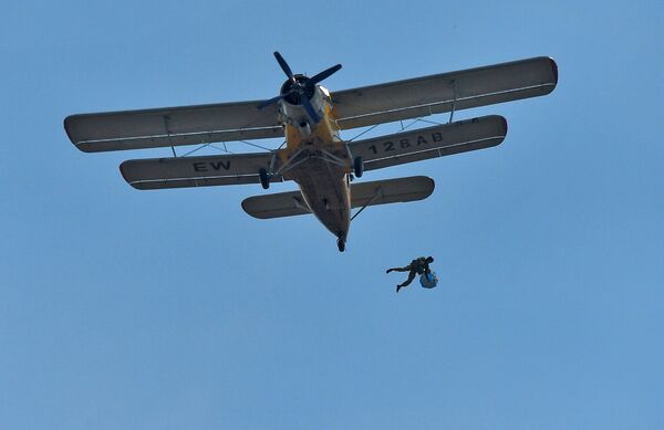 Зрелищные прыжки профессионалов-парашютистов - Sputnik Беларусь