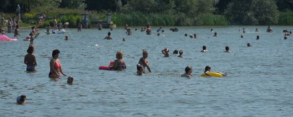 Купание в Комсомольском озере в Минске, архивное фото Купание в Комсомольском озере в Минске, архивное фото - Sputnik Беларусь