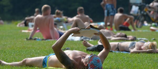 Лицо от палящего солнца можно спрятать с помощью интересной книги. Лицо от палящего солнца можно спрятать с помощью интересной книги. - Sputnik Беларусь