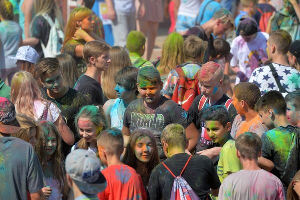 Удивительно, но некоторых детей больше заинтересовал фестиваль красок холи, чем пляж. - Sputnik Беларусь
