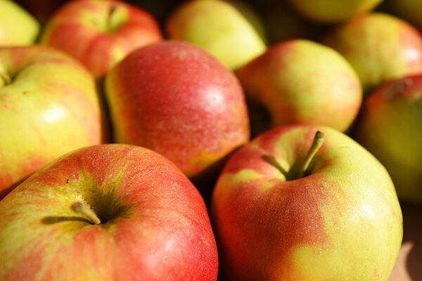 Согласно поверьям, освященное яблоко обязательно исполнит любое желание. - Sputnik Беларусь