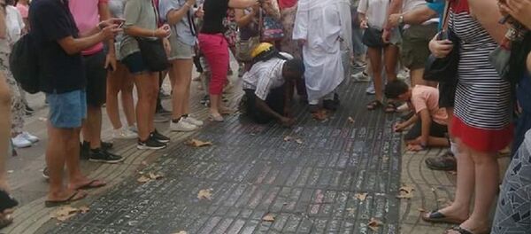 Жители Барселоны и туристы на улице Рамбла - Sputnik Беларусь