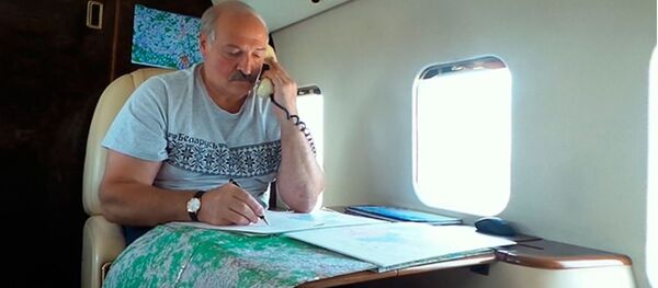 Президент Беларуси Александр Лукашенко, несмотря на выходной день, вновь контролировал ход уборочной кампании с воздуха Президент Беларуси Александр Лукашенко, несмотря на выходной день, вновь контролировал ход уборочной кампании с воздуха - Sputnik Беларусь