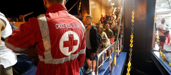 Эвакуация туристов с итальянского курорта на острове Искья, пострадавшем от землетрясения - Sputnik Беларусь