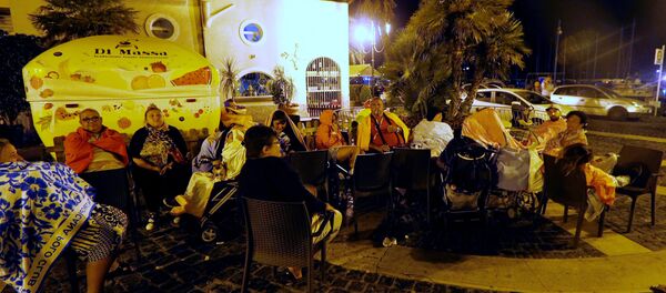 Люди сидят на улице после землетрясение на острове Искья Люди сидят на улице после землетрясение на острове Искья - Sputnik Беларусь