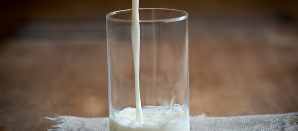 Молоко в стакане, архивное фото - Sputnik Беларусь